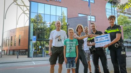 Politie-eenheid-Weert-steunt-goed-doel-Rob-Clement-1