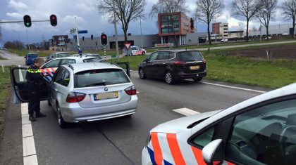 Politie-rijdt-auto-klem-op-afrit-Nederweert