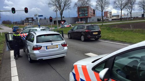 Politie-rijdt-auto-klem-op-afrit-Nederweert
