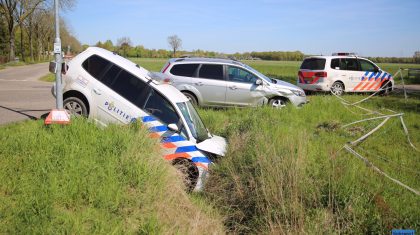 Politieauto-belandt-in-sloot