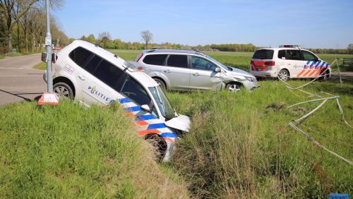 Politieauto-belandt-in-sloot