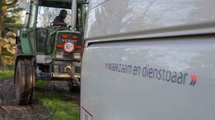 Politiebus-vast-in-modder-Nederweert-5