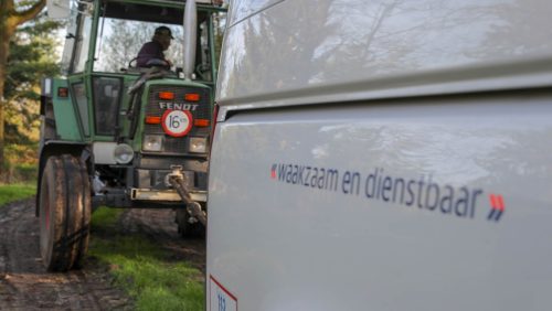 Politiebus-vast-in-modder-Nederweert-5