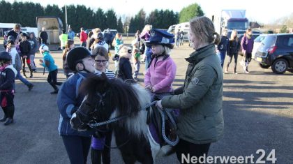 Zondagmorgen was er wel iets bijzonders gebeurd bij Manege de Kraal op Budschop. De politie ging met gepaste spoed ter plaatse om daar een losgebroken boef te vangen. Alles in het kader van de Pony-spelen-dag van de gezamenlijke ponyclub’s van Midden-Limburg.