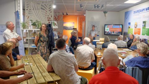 Praatjes-van-start-in-Warm-Wonen-Winkel