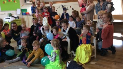 Prins-Armin-prinses-Indy-en-adjudant-Amy-op-bezoek-bij-Hummelhoeve