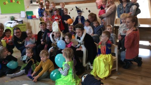 Prins-Armin-prinses-Indy-en-adjudant-Amy-op-bezoek-bij-Hummelhoeve