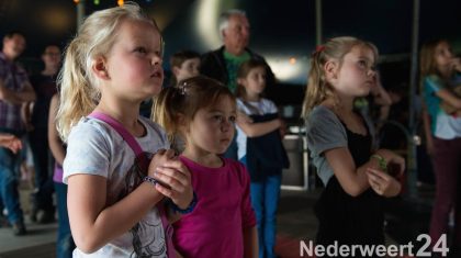 Voor de kleinste bezoekers was er in de programering ook een band die met hen rekening hield. Reintje was er met haar voskes en bracht verschillende meezingers voor de allerkleinsten. Op het laats kwam zowaar de hele dierentuin voorbij. Van de olifant met zijn dikke bil, de giraf met zijn lange nek, maar ook het nijlpaard en die heeft een grote bek