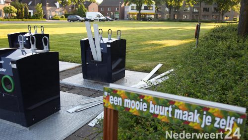 Rommel bij de afvalverzameling op het St. Rochusplein Budschop