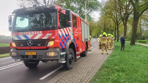 Rook onder de motorkap van bestelbus in Meijel N279-3