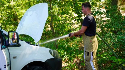 Rook-onder-motorkap-bedrijfsbus-op-parkeerplaats-Kids-Plaza-in-Weert-4