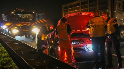 Rook-onder-motorkap-snelweg-A2-Weert-1