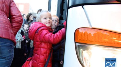 Basisschool de Schrank met bussen naar tijdelijke school