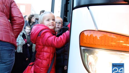 Basisschool de Schrank met bussen naar tijdelijke school