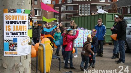 Deze dag waren alle leden van jong tot oud in het dorp bezig met een feestelijk spellenprogramma. Vanaf 11:00 waren ze op het Raadhuisplein in de weer met een stoepkrijtspel, zochten ze hun weg in een levensgrote doolhofpuzzel op het Sint Antoniusplein en was het oppassen geblazen voor knallende ballonnen bij het Lambertushof. Maar ook in Budschop kwam je ze tegen: in het Julianapark zag je ze al rennend over een sportief parcours, en in het kanaal bij waterscoutinghonk de Thuishaven trotseerden de scouts de natuurwetten door in een grote opblaasbare bal over het water te wandelen!