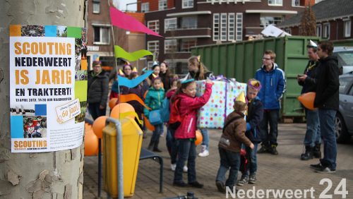 Deze dag waren alle leden van jong tot oud in het dorp bezig met een feestelijk spellenprogramma. Vanaf 11:00 waren ze op het Raadhuisplein in de weer met een stoepkrijtspel, zochten ze hun weg in een levensgrote doolhofpuzzel op het Sint Antoniusplein en was het oppassen geblazen voor knallende ballonnen bij het Lambertushof. Maar ook in Budschop kwam je ze tegen: in het Julianapark zag je ze al rennend over een sportief parcours, en in het kanaal bij waterscoutinghonk de Thuishaven trotseerden de scouts de natuurwetten door in een grote opblaasbare bal over het water te wandelen!