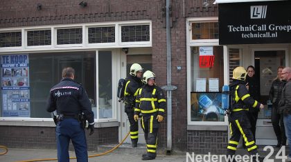 Vanmorgen is de brandweer van Weert uitgerukt nadat er een melding binnen was gekomen van rook uit een pand vooraan op de Maaspoort in Weert. De melder, eigenaar van het naastgelegen pand, had een penetrante rookgeur waargenomen in zijn eigen pand waarop hij 112 heeft gebeld.