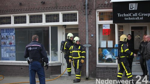 Vanmorgen is de brandweer van Weert uitgerukt nadat er een melding binnen was gekomen van rook uit een pand vooraan op de Maaspoort in Weert. De melder, eigenaar van het naastgelegen pand, had een penetrante rookgeur waargenomen in zijn eigen pand waarop hij 112 heeft gebeld.