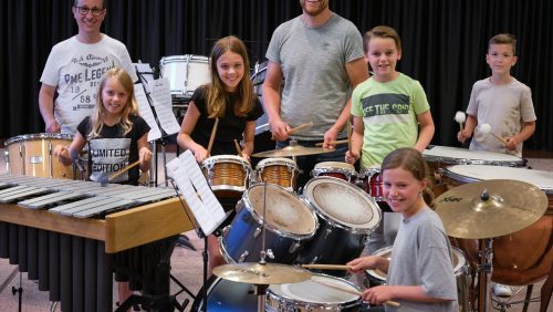 Hi Alfons,
 
Hoe gaat het met je?
 
Bij RICK gaat het goed. We zijn blij om weer enkele weken open te zijn en hebben leuke activiteiten gepland staan. Bas Poell gaat weer een persoonlijk verhaal voor ons schrijven om onze samenwerking met muziekverenigingen te etaleren. Zou je hier weer een mooie foto voor bij willen maken?
 
Algemeen
RICK werkt al vele jaren samen met diverse muziekverenigingen in de regio. We ondersteunen hen:
·        Om tot een goed samenspel te komen
·        Om een sterke rol in de gemeenschap te vervullen
 
Dit doen we door:
·        Het verzorgen van muzieklessen voor leden en het afnemen van landelijke HaFa-examens. Dit zorgt voor een bepaalde kwaliteit.
·        Het verbinden van verenigingen onderling en het ondersteunen van hun besturen (we kijken waar we besturen kunnen helpen bij bepaalde uitdagingen zoals ledenwerving)
·        Het verbinden van verenigingen met het basisonderwijs door muziekonderwijs en projecten
·        Professionele begeleiding te bieden aan hun leden (leerkrachten voor samenspelgroepjes, dirigenten, etc.)
 
Harmonie St. Joseph Nederweert
Een harmonie waar we al jaren een fijne samenwerking mee hebben is Harmonie St. Joseph.
·        Harmonie St. Joseph is bezig om een gezamenlijk jeugdorkest, met drie Nederweerter verenigingen, op te starten. De dirigent die dit gaat begeleiden is afkomstig van RICK.
·        We betrekken de harmonie bij muziekprojecten die wij als RICK in het onderwijs doen, zoals Blaasmuziekwinkel. Deze samenwerking heeft geleid tot de aanstelling van een muziek coördinator vanuit het onderwijs/gemeente Nederweert.
·        De verenigingen in Nederweert hebben gezamenlijk instrumenten aangeschaft die gebruikt kunnen worden in het muziekonderwijs op basisscholen.  
·        Sinds dit jaar hebben de verenigingen in Nederweert een gezamenlijke jeugdslagwerkgroep en een blokfluitgroep, onder leiding van docenten van RICK.
 
Insteek artikel en foto
Wat ik uit het artikel wil laten blijken is de culturele waarde van harmonieën en fanfares en de manier waarop RICK hen ondersteunt hierin. De samenwerking tussen de harmonie, onderwijs en RICK is het mooiste voorbeeld hierin. Want als kinderen op jonge leeftijd kennis maken met muziek/het spelen van muziekinstrumenten, leggen we de basis voor hun hele leven. We prikkelen hen dan om met muziek bezig te zijn en te ontdekken welk instrument goed bij ze past.
 
Hiervoor mag je fotograferen: Coen van Diepen. Coen is secretaris van Harmonie St. Joseph, docent op een middelbare school en ontzettend gedreven. Zijn contactgegevens: ben_vandiepen@hotmail.com.
 
Een foto van hem waarop ook muziekonderwijs voor (jonge) kinderen te zien is zou mooi zijn. Overleg maar even met hem wat mogelijk is. Wellicht kent hij wat jonge kinderen vanuit de vereniging (helemaal mooi als ze ook nog cursist bij RICK zijn J) die met instrument erbij willen figureren op de foto. Hierbij geldt wel dat ze toestemming moeten geven voor publicatie. Bij voorkeur een aantal horizontale foto’s.
 
Planning
Kijk maar wanneer je dit kunt inplannen. Het heeft geen haast, maar ik zou het graag voor onze zomervakantie (26 juli) willen plaatsen op onze pagina over verenigingen als dat lukt.
 
Alvast bedankt!