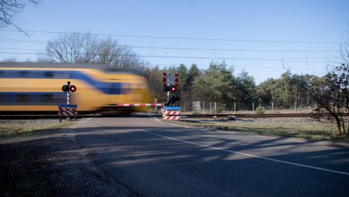 Spoorovergang-Maarheezerhuttendijk-NS-trein-2