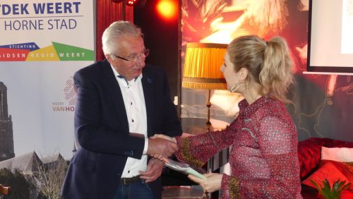 Stadsgidsen-overhandigen-eerste-exemplaren-boekjes-aan-wethouder-Tessa-Geelen-6