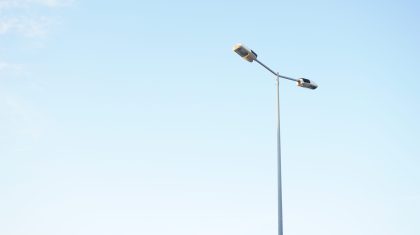 Straatverlichting urban light against empty blue sky background by day