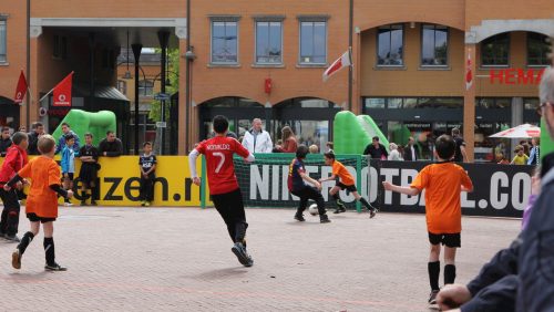 Straatvoetbal-in-Weert-fotograaf-Sjoerd-van-Hoof