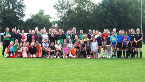 Super-gezellige-Meet-Greet-voetbalvrouwen-bij-Eindse-Boys