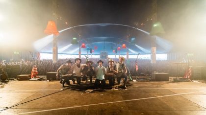 The-Hillbilly-Moonshiners-spelen-Zwarte-Cross-plat