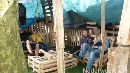 Dit jaar werd voor de 4de keer het Timmerdorp van Jong Nederland Budschop georganiseerd.

Afgelopen donderdag zijn de kids onder een stralende zon begonnen met het timmeren van hun eigen woning cq. slaapplekje. De kinderen hebben zich helemaal uit kunnen leven en hebben prachtige bouwwerken gemaakt.