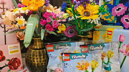 ToyPro-doneert-LEGO®-bloemen-aan-het-Erasmus-MC-Rotterdam