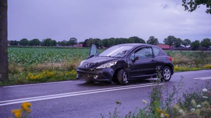 Twee-autos-botsen-op-Hoofstraat-in-Nederweert-20
