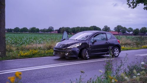 Twee-autos-botsen-op-Hoofstraat-in-Nederweert-20