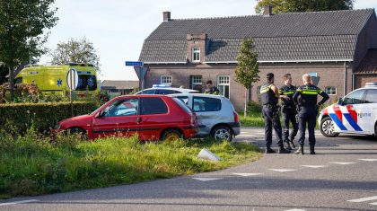 Twee-autos-botsen-op-Hoofstraat-in-Nederweert-4 Twee-autos-botsen-op-Hoofstraat-in-Nederweert-4