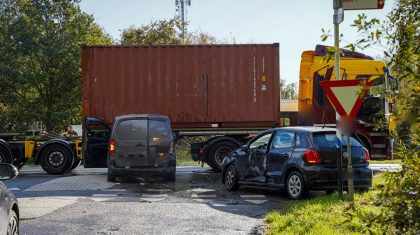 Twee-autos-botsen-op-Wessemerdijk-bij-Kelpen-Oler-1 Twee-autos-botsen-op-Wessemerdijk-bij-Kelpen-Oler-1