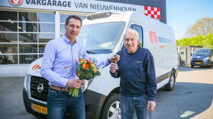 Vakgarage-van-Nieuwenhoven-overhandigt-bus-Voedselbank-2 Vakgarage-van-Nieuwenhoven-overhandigt-bus-Voedselbank-2