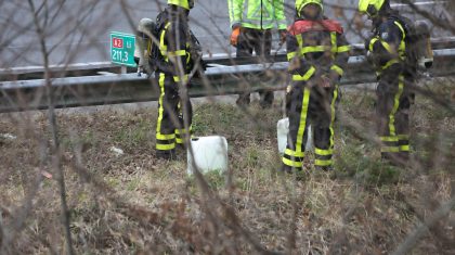 Vaten-met-vermoedelijk-drugsafval-A2-bij-Hunsel-1