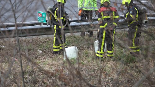 Vaten-met-vermoedelijk-drugsafval-A2-bij-Hunsel-1