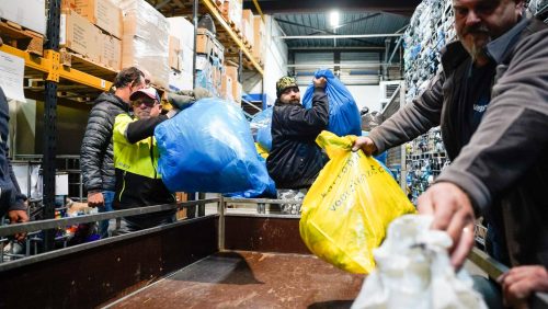 Veel-kinderkleding-en-jassen-gedoneerd-aan-Kledingbank-Limburg-9