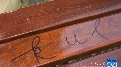 Speeltoestellen beklad met stift en planten vernield