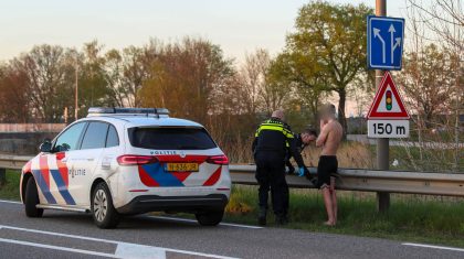Verwarde-en-bebloede-man-aangetroffen-op-N266-Nederweert-2 Verwarde-en-bebloede-man-aangetroffen-op-N266-Nederweert-2