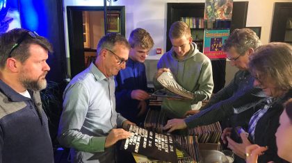 Vierde-Vinyl-Luister-Spot-in-Theater-de-Huiskamer Vierde-Vinyl-Luister-Spot-in-Theater-de-Huiskamer