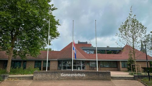 Vlag-gemeentehuis-halfstok-1