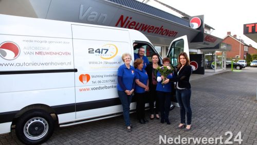 Nieuwenhoven Voedselbank krijgt bus