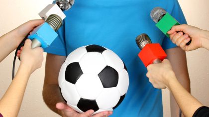 Voetbal-interview-microfoon Conference meeting microphones and footballer