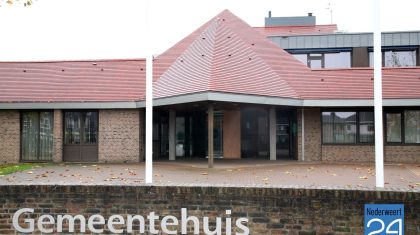 Voordeur-gemeentehuis-Nederweert-vernielt-009