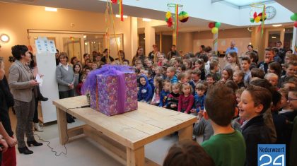 Burgemeester Evers leest voor op Basisschool de Tweesprong in Nederweert-Eind tijdens boekenweek