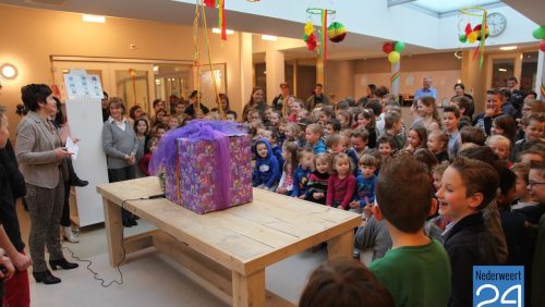 Burgemeester Evers leest voor op Basisschool de Tweesprong in Nederweert-Eind tijdens boekenweek