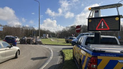Vrachtauto-verliest-lading-papier-op-N280-bij-Kelpen-Oler