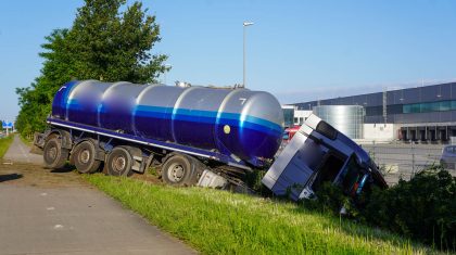 Vrachtwagen-en-auto-botsen-op-Suffolkweg-Zuid-in-Weert-2
